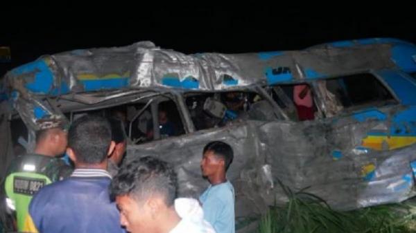 kondisi_mobil_elf_usai_ditabrak_ka_probowangi
