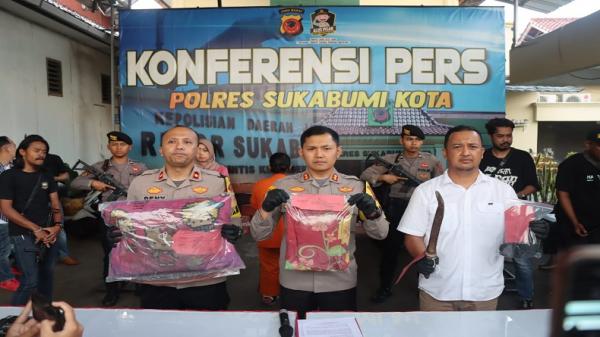 Kapolres Sukabumi Kota AKBP Ari Setyawan Wibowo menunjukkan barang bukti pembunuhan yang dilakukan IRT berinisial PS terhadap RS penagih utang bank emok. (FOTO: Humas Polda Jabar)