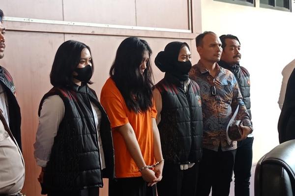 Momen Ghisca Debora Penipu Tiket Konser Coldplay Diteriaki Korban: Penipu Masa Nangis