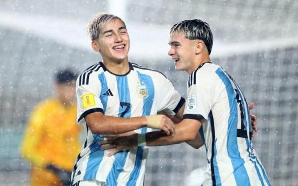 Kick off pertandingan Timnas Brasil kontra Argentina terpaksa harus ditunda. Hal itu disebabkan terjadi kerusuhan di tribun penonton. (foto: REUTERS)