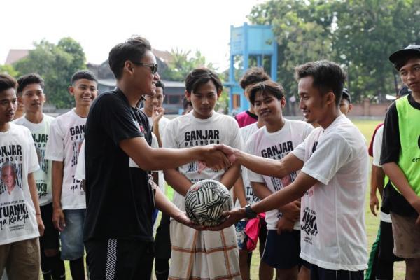 Relawan Pena Mas Ganjar Ajak Santri di Karanganyar Main Fun Football Peringati Hari Pelajar Internasional