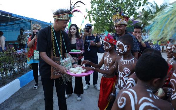 Ganjar Pranowo Dikukuhkan sebagai Tokoh Pemerhati Orang Papua
