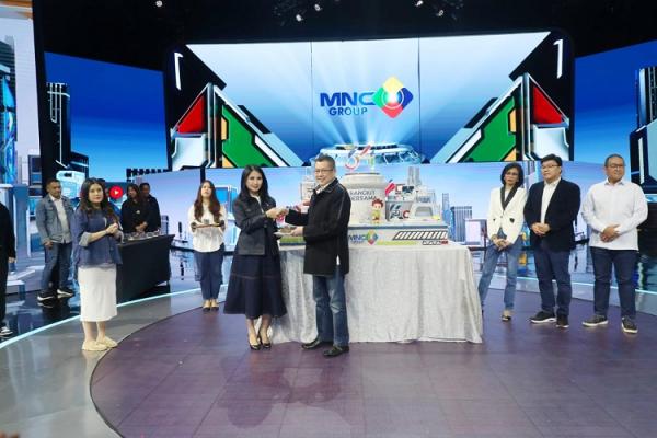 Pemotongan kue HUT MNC Group oleh Executive Chairman MNC Group Hary Tanoesoedibjo. (Foto: iNews Media Group/Aziz Indra)