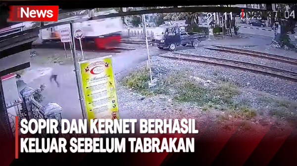 Pikap Mogok di Rel Tertabrak Kereta Api Terekam CCTV di Lamongan