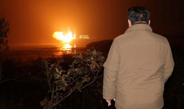 Korut Rilis Foto Kim Jong Un Lihat Gambar Pangkalan Militer AS Setelah Luncurkan Satelit Mata-Mata