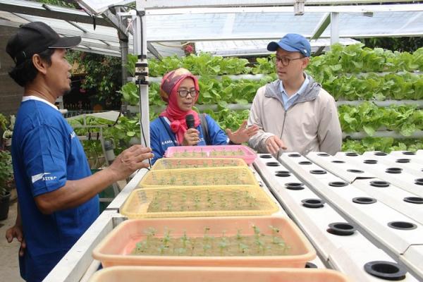 budidaya warga Kampung Berseri Astra Pekayon Head of Corporate Communications Astra Boy Kelana Soebroto (kanan) meninjau tanaman konsumsi yang ada di Taman Bibit dan Hidroponik hasil budidaya warga Kampung Berseri Astra Pekayon, Bekasi. (Foto: dok Astra)