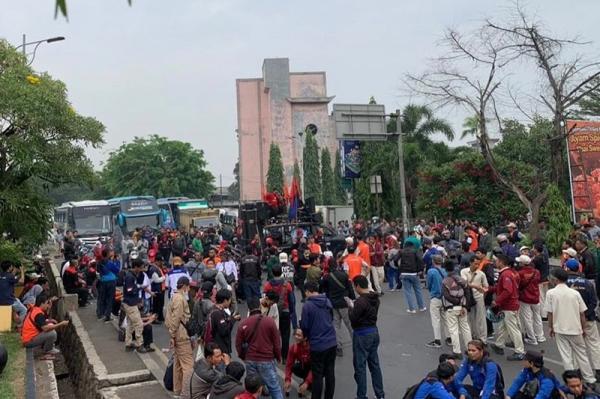 Demo Ribuan Buruh Memblokir Jalan, Kawasan Cikarang Macet Total