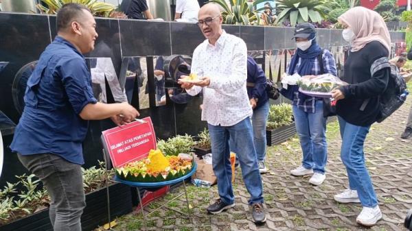 Rayakan Firli Bahuri Tersangka, Novel Baswedan Cs Potong Tumpeng hingga Cukur Gundul