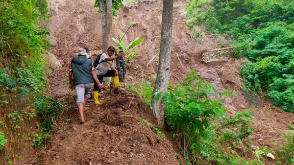 Jalan Putus Diterjang Longsor, Warga Rongga KBB Tandu Pasien Sejauh 3 Kilometer