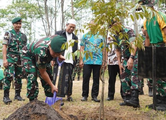 Pangkostrad Letjen TNI Maruli Simanjuntak menanam pohon di kawasan Gunung Sanggabuana, Karawang.