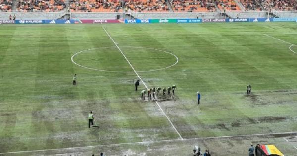 JIS Banjir 1 Duel Brasil vs Argentina pada perempat final Piala Dunia U-17 2023, Jumat (24/11/2023) terpaksa ditunda (Foto: Andri Bagus Syaeful)