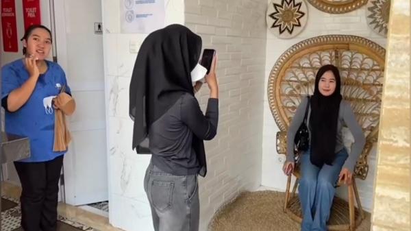 Pengunjung berfoto di dalam toilet mewah di SPBU Bangkongreang, Cicurug, Sukabumi. (FOTO: iNews/BUDI SETIAWAN)