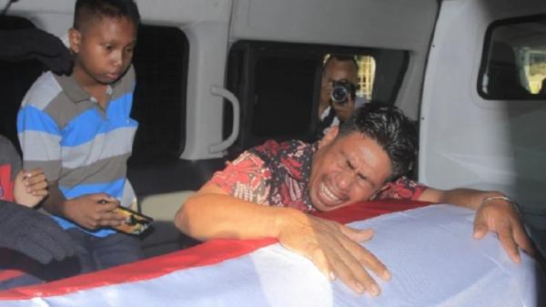 Kapolri Beri Kesempatan Adik Bharatu Bonifasius yang Gugur saat Kontak Tembak dengan KKB Jadi Polisi Kapolri Beri Kesempatan Adik Bharatu Bonifasius yang Gugur saat Kontak Tembak dengan KKB Jadi Polisi