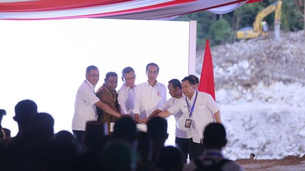 Peletakan batu pertama Pabrik baru milik Pupuk Indonesia di kawasan Industri Fakfak, Papua Barat, oleh Presiden Jokowi pada 24 November 2023. (Foto: Dok. Pupuk Indonesia)