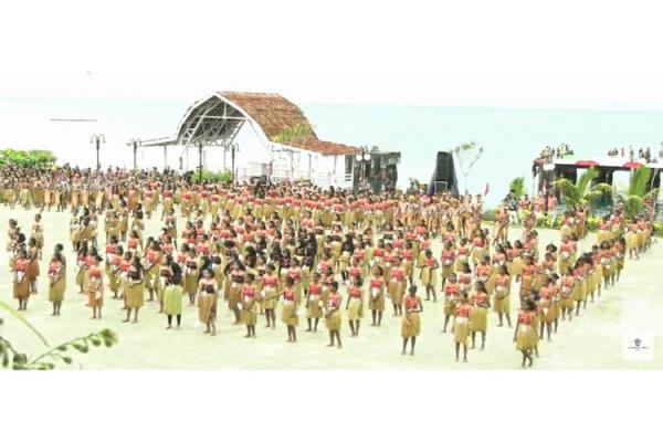 Tarian Kolosal STC 2023 Pembukaan STC 2023 dimeriahkan tarian kolosal oleh 1200 penari, aksi para penerjun TNI-Polri, sailing pass Kapal TNI Angkatan Laut, kapal SAR, hingga 1.000 perahu nelayan. (Foto: dok. YouTube BKPM)