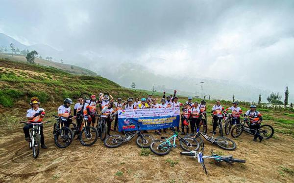 Anggota JMTB foto bersama sebelum memulai gowes di trek Brangseng. (Foto: Dok JMTB)