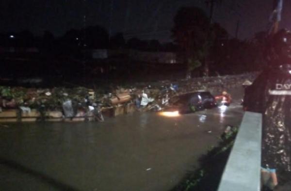 Pengemudi Mobil Terjebak Banjir di Bogor Utara, Tim SAR Terjun Evakuasi