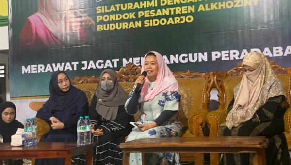 Beri Pendidikan Politik pada Santri, Yenny Wahid Bersilaturahmi ke Ponpes Alkhoziny Sidoarjo