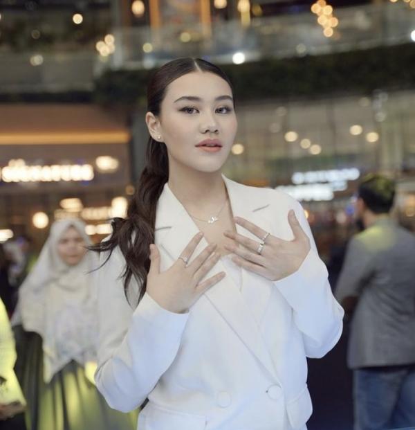 Aaliyah Massaid di acara Grand Launching Esthoria Jewelry. (Foto: Instagram)