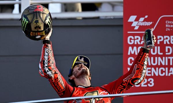 Pembalap Ducati Lenovo, Francesco Bagnaia berhasil juara dunia MotoGP 2023 menyamai level Valentino Rossi dan Marc Marquez.  (Foto: REUTERS)