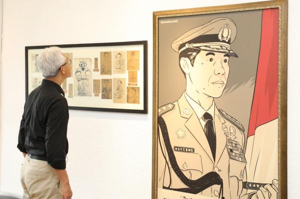 Ganjar Pranowo melihat lukisan Jenderal Hoegeng (Foto: Ist)