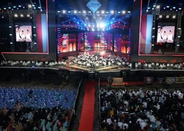 Ribuan warga Jember khusyuk melantunkan sholawat dalam kegiatan bertajuk Sholawat Kebangsaan. (Foto: MPI)