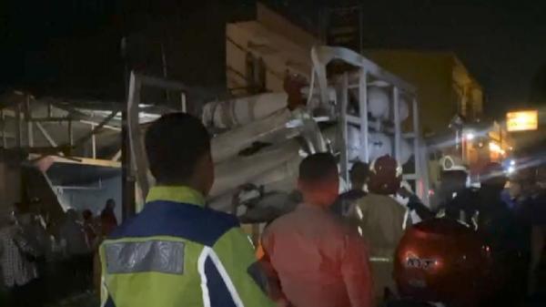 Truk Pengangkut Gas Meledak di Cibadak, Arus Lalu Lintas Jalan Raya Sukabumi-Bogor Ditutup