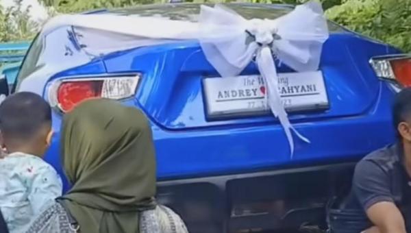 Viral Pengantin Nikah Pakai Seserahan Mobil Sport Subaru BRZ, Netizen: Langsung Ngedrift
