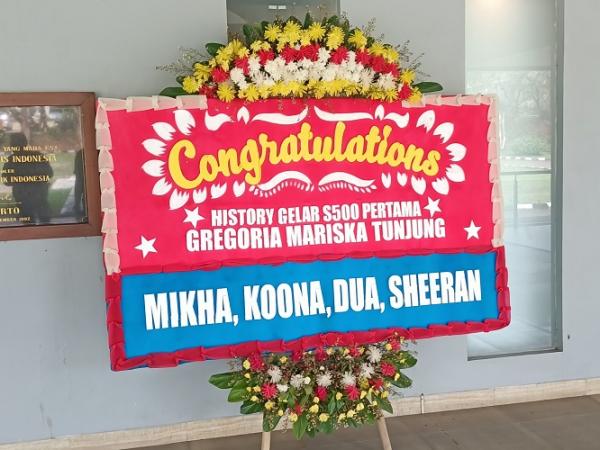 Karangan bunga untuk Gregoria Mariska Tunjung yang dikirim oleh Mikha Angelo ke Pelatnas Cipayung. (Foto: MPI/Bagas Abdiel)
