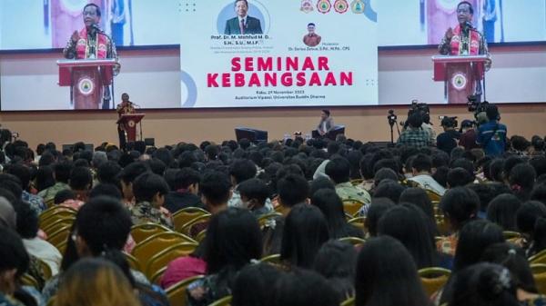 Menko Polhukam sekaligus cawapres nomor urut 3 Mahfud MD saat mengisi seminar kebangsaan di Universitas Buddhi Dharma, Rabu (29/11/2023). (Foto: Kemenko Polhukam)