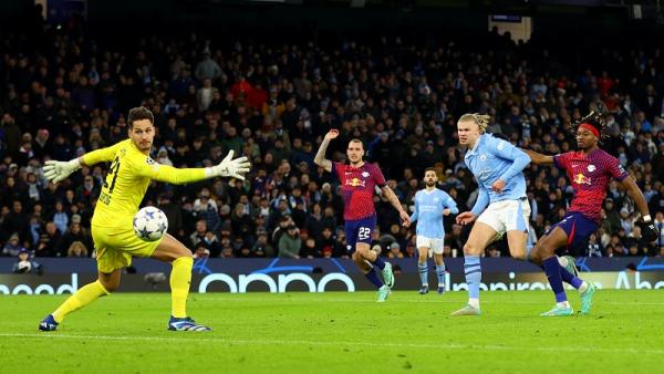 Striker Manchester City Erling Haaland mencetak gol ke gawang RB Leipzig pada lanjutan Grup G Liga Champions 2023-2024 di Etihad Stadium, Rabu (29/11/2023) dini hari WIB. (Foto: REUTERS)