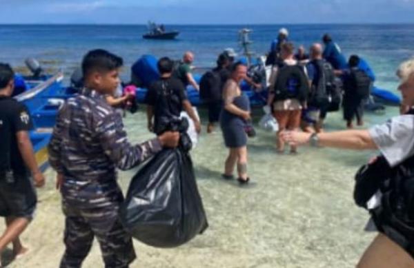 TNI AL membantu evakuasi wisatawan asing penumpang KLM Indosiren yang terbakar di Raja Ampat. (Foto: Puspen TNI AL)