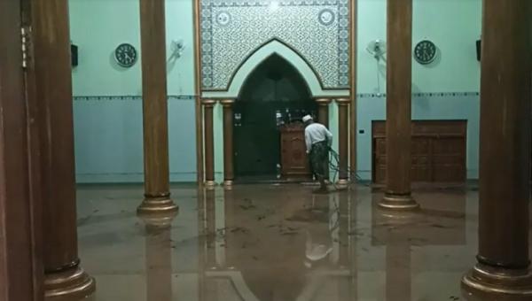 Masjid Arrohman Dander Bojonegoro terendam lumpur akibat banjir Bandang, Jumat (1/12/2023). (Dedi Mahdi).