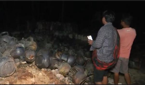 elpiji meledak Tumpukan elpiji dalam gudang yang terbakar. (Rustaman Nusantara).