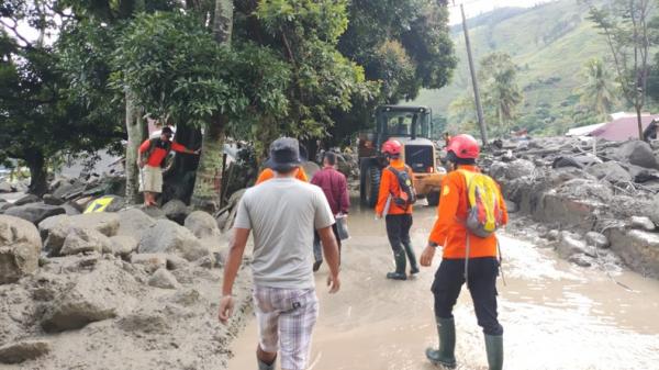 Penampakan Longsor dan Banjir Bandang di Humbahas, Batu Besar Berserakan di Jalan (Foto: Istimewa)