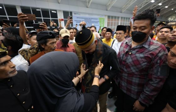 Ratusan tokoh adat dan masyarakat Lombok menyambut Ganjar Pranowo di Bandara Internasional Zainuddin Abdul Madjid (Foto: Istimewa)