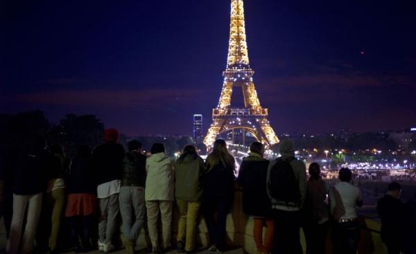 Pria Berpisau Serang Turis Dekat Menara Eiffle Paris, 1 Orang Tewas 2 Luka