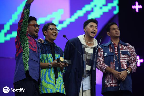 PODKESMAS yang beranggotakan Surya, Darto, Omesh, dan Nggok menjadi Podcast Komedi Indonesia Teratas. (Foto: dok Spotify)