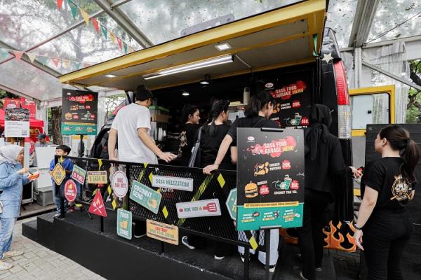 Selama dua hari pagelaran Decemblar Kustom Weekender 2023, para pengunjung selalu memadati food garage Sasa. (Foto: dok vozpublica Media Group/Aldhi Chandra Setiawan)