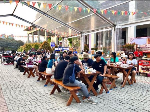 Sembari menikmati jajanan di food garage Sasa, pengunjung terhibur dengan penampilan dari band-band yang hadir. (Foto: dok PT Sasa Inti)