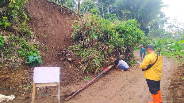Tebing 7 Meter Longsor Tutup Jalan Penghubung Kecamatan Cisarua-Padalarang KBB