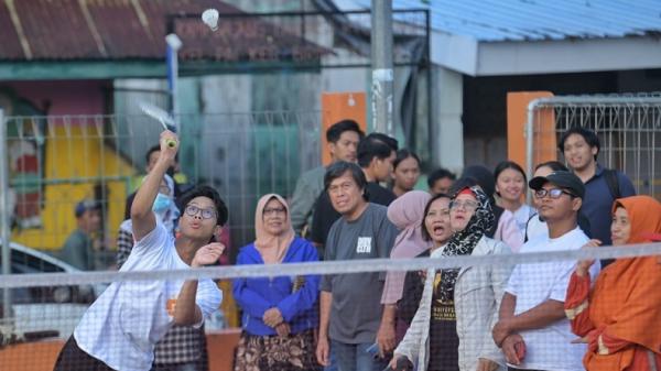 Keseruan saat Muhammad Zinedine Alam Ganjar berolahraga bersama warga di Jalan Taman Sudiang Indah, Sudiang, Kecamatan Biringkanaya, Kota Makassar, Sulawesi Selatan, Senin (4/12/2023) sore. (Foto: Istimewa)