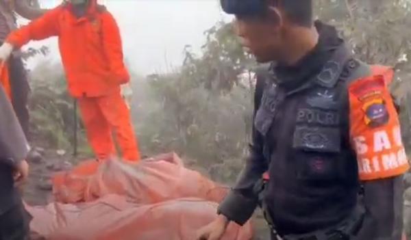 Tim SAR gabungan menemukan jenazah para pendaki Gunung Marapi. (Foto: iNews)