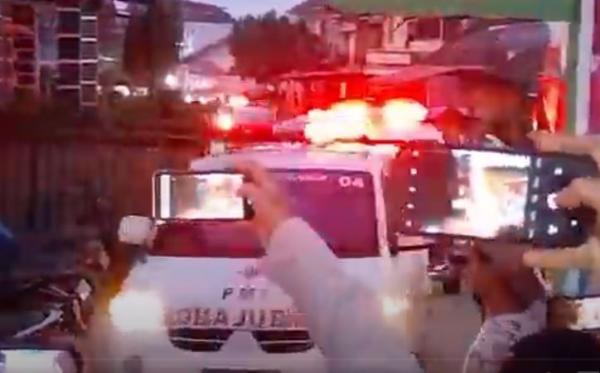 Iring-iringan mobil ambulans yang membawa puluhan jenazah pendaki korban erupsi Gunung Marapi tiba di RSUD. (Foto: iNews)