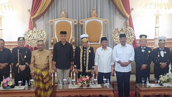Ganjar Kunjungi Kesultanan Kutai Kartanegara, Didoakan Terpilih Jadi Presiden Berikutnya