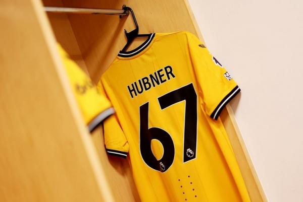 Jersey Wolverhampton Wanderers milik Justin Hubner Jersey Wolverhampton Wanderers milik Justin Hubner, di Stadion Emirates, markas Arsenal, pada lanjutan Liga Inggris 2023-2024, Sabtu (2/12/2023). (Foto: Instagram @justinhubner5)