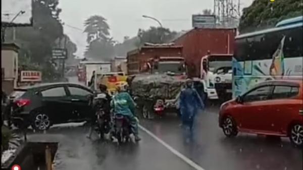 Kecelakaan Truk Vs Mobil Di Jalan Raya Gemawang Jambu Arus Lalu Lintas