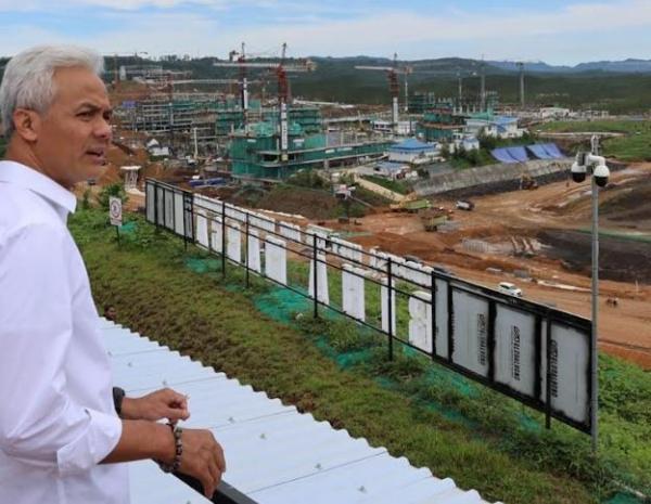 Capres nomor urut 3 Ganjar Pranowo melihat perkembangan proyek pembangunan IKN Nusantara, Kamis (7/12/2023). (Foto: MPI)