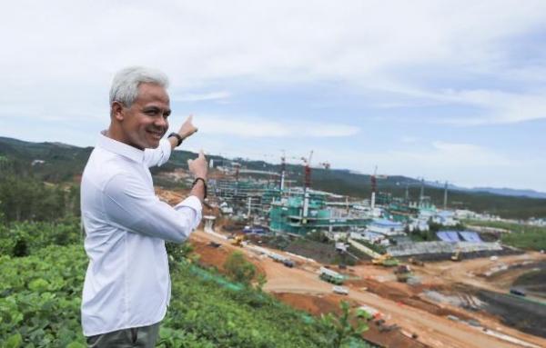 Capres Ganjar Pranowo melihat proses pembangunan IKN Nusantara.