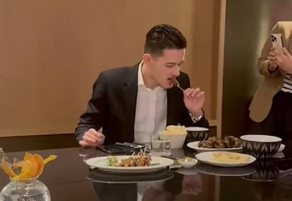 Justin Hubner melahap sate ayam saat ditraktir Ketua Umum PSSI Erick Thohir di salah satu pusat perbelanjaan di Jakarta, Rabu (6/12/2023). (Foto: Instagram @erickthohir)